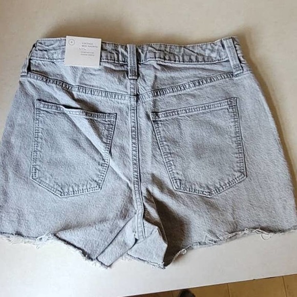 Universal Thread Grey Wash Vintage Midi Shorts Size 4 NWT - Picture 2 of 5